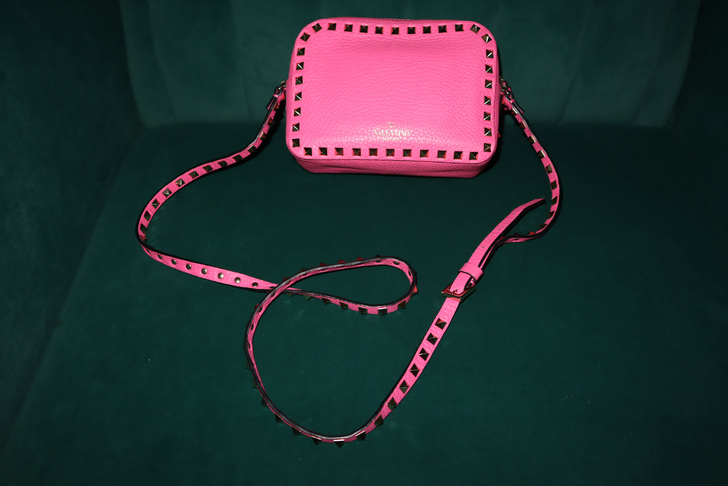 Valentino Garavani Rockstud Pink Leather Crossbody – Pyramid-Stud Detail