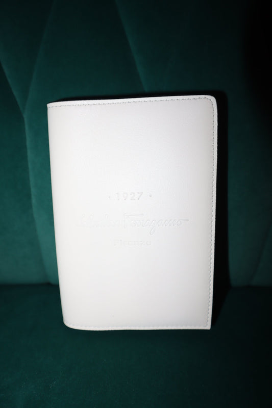 Ferragamo Passport Case NEW off white_5