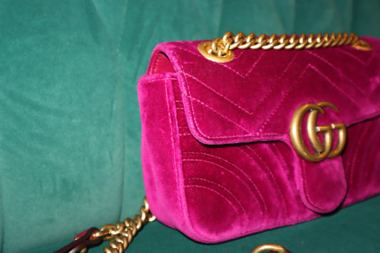 Gucci_GG_Marmont_Matelass_Velvet_Shoulder_Bag_Luxe_Elegance_in_Small_Design_Pre-Owned_15