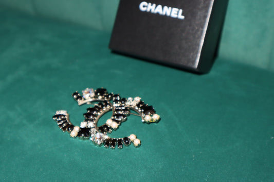 Broche con cristales CC de Chanel Baguette usado en plata y negro