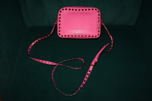 Valentino Garavani Rockstud Pink Leather Crossbody – Pyramid-Stud Detail