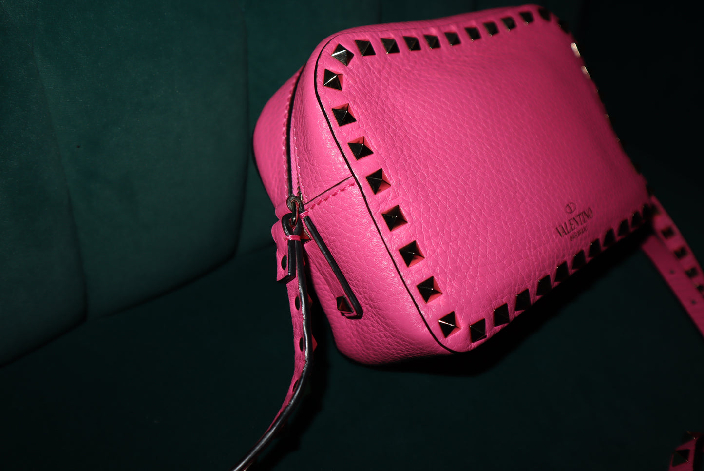 Valentino Garavani Rockstud Pink Leather Crossbody – Pyramid-Stud Detail