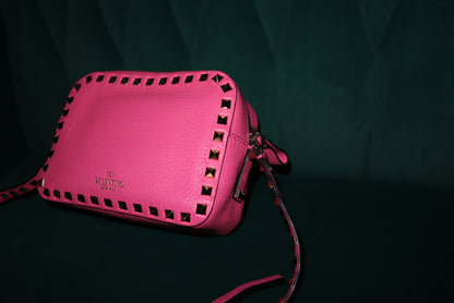 Valentino Garavani Rockstud Pink Leather Crossbody – Pyramid-Stud Detail