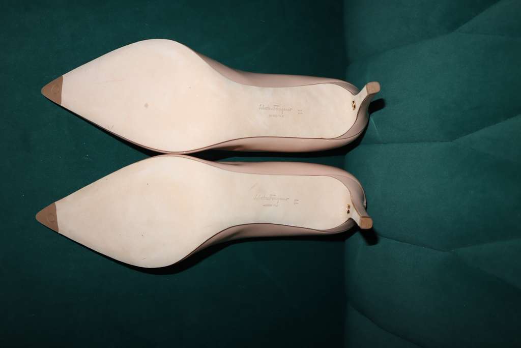 Salvatore Ferragamo "ILARY 70" Beige Patent Leather Heeled Pumps Shoes