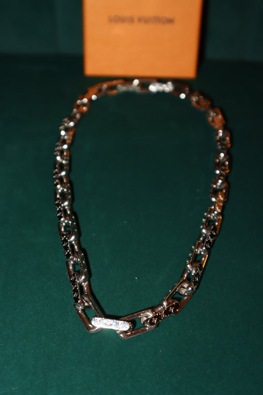 Cadena plateada con monograma de Louis Vuitton usada