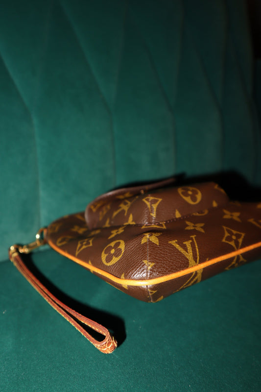 Louis Vuitton Monogram Partition Wristlet Pre-Loved